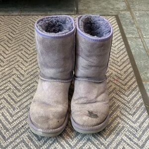 women’s Uggs - short size 7